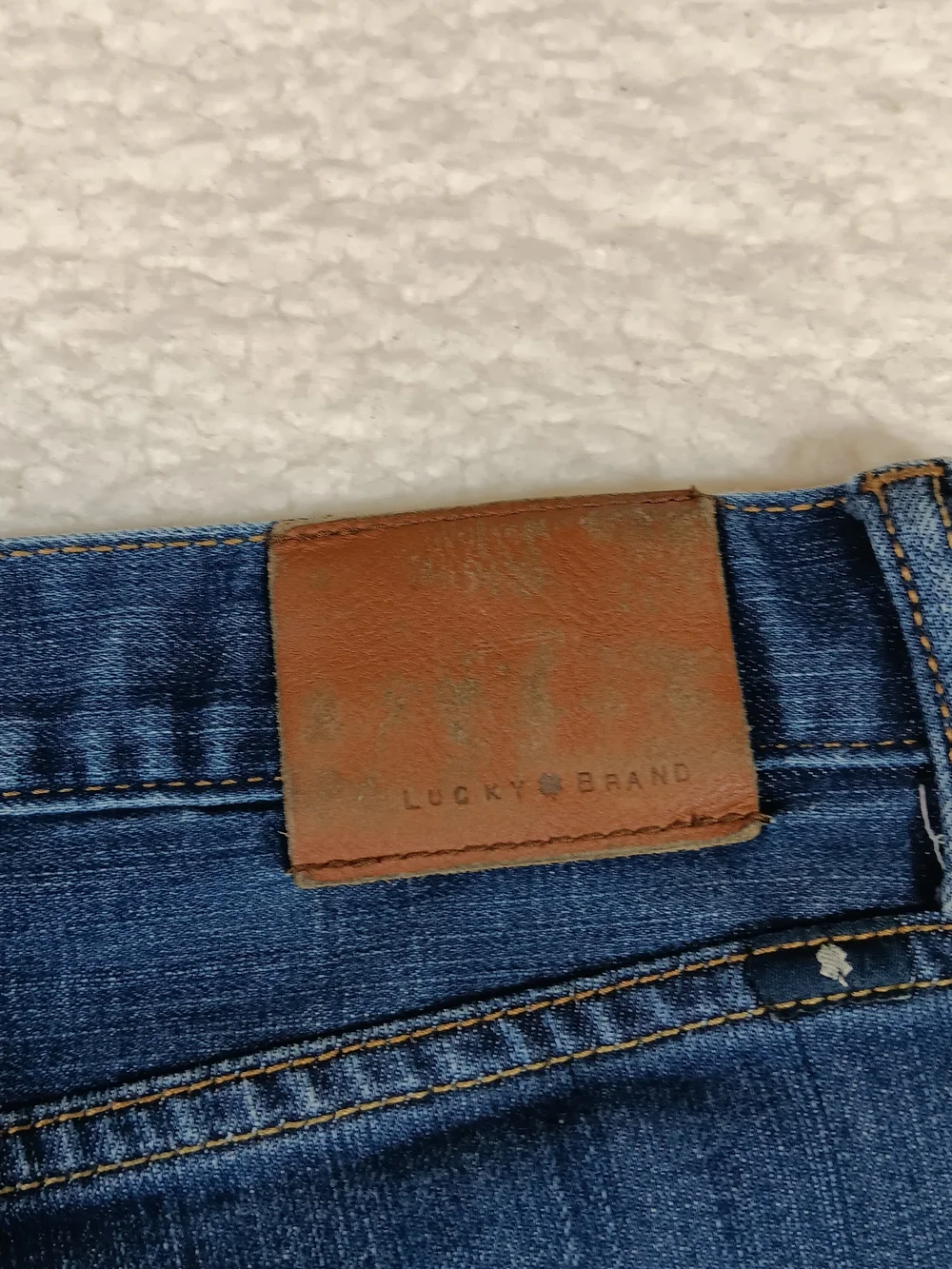 Lucky Brand Jeans Mens 34x34 Blue Denim 410 Athletic Fit Stretch Whiskers